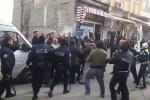 Polis kavga eden iki gruba biber gazıyla m&uuml;dahale etti