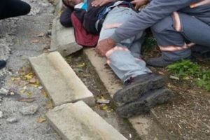 Sokak ortasında sırtından bı&ccedil;akladılar