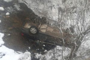 Bursa'da otomobil dereye u&ccedil;tu, 4 kişilik aile &ouml;l&uuml;mden d&ouml;nd&uuml;