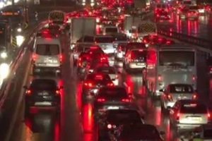 İstanbul'da kar, trafiği fel&ccedil; etti