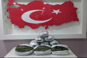 27 kilo uyuşturucuyu kargoyla g&ouml;nderdiler