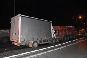 Yakıtı biten kamyon kazaya neden oldu: 1 &ouml;l&uuml;