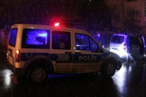 Polisin 'dur' ihtarına uymayan ş&uuml;pheliler polise ateş a&ccedil;tı