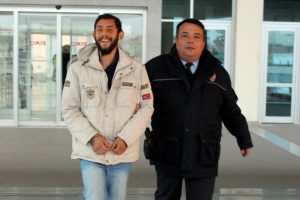 Husumetlisini baltayla &ouml;ld&uuml;rd&uuml;, kameralara g&uuml;l&uuml;msedi