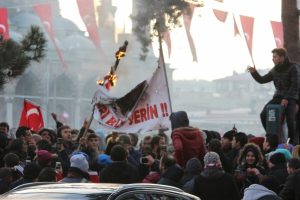 &Ouml;calan, Demirtaş ve &Uuml;st&uuml;ndağ pankartlarını ateşe verdiler