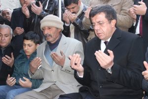 Bakan Zeybek&ccedil;i şehit ailesini ziyaret etti