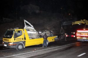 Akaryakıt y&uuml;kl&uuml; tanker dehşet sa&ccedil;tı: 3 &ouml;l&uuml;, 5 yaralı