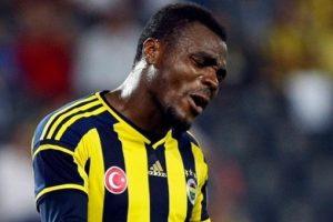 Emenike, "annem hasta" deyip gece kul&uuml;b&uuml;ne gidince...