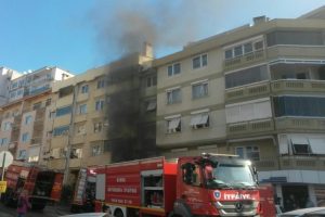 Bursa'da sitenin otoparkında yanan ara&ccedil; korkuttu