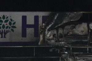 HDP il&ccedil;e binalarına y&ouml;nelik saldırılarda 9 g&ouml;zaltı