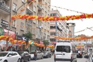 Ne d&uuml;kkan ne AVM! Bu bir sokak a&ccedil;ılışı...