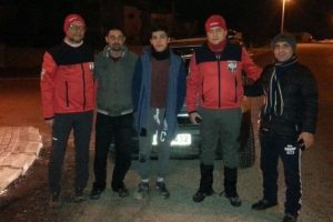 Kaza yapan 2 kişi donmak &uuml;zereyken kurtarıldılar
