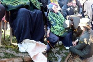 Askerler şehit annesinin ayaklarını havlularla sardı