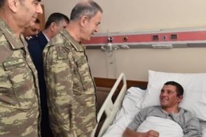 Orgeneral Akar yaralı askerleri ziyaret etti