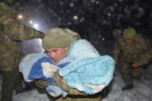 S&uuml;t kazanına d&uuml;şen 2 yaşındaki &ccedil;ocuk, helikopterle hastaneye kaldırıldı