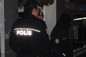 Meslektaşları ve yakınları şehit polisin evinde