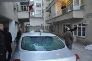 &Ccedil;akmak patladı 4 gen&ccedil; yaralandı