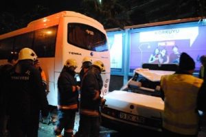 Kontrolden &ccedil;ıkan otomobil servis minib&uuml;s&uuml;ne &ccedil;arptı: 3 yaralı