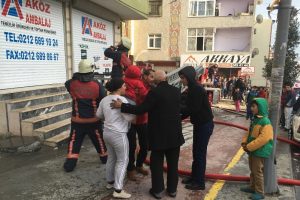Yangında mahsur kalan &ccedil;ocukları itfaiye kurtardı