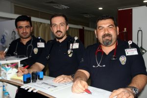 Doktorlar &ccedil;evik kuvvet &uuml;niformasıyla &ccedil;alıştı