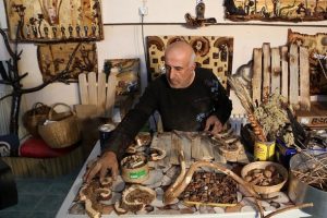 Oto tamircisi doğayla sanatı buluşturuyor