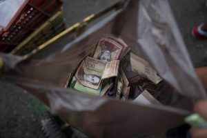 Maduro halkı yatıştırmaya &ccedil;alışıyor