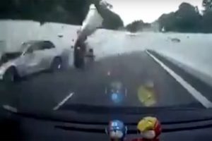 Karşı y&ouml;ne ge&ccedil;en otomobil dehşet sa&ccedil;tı