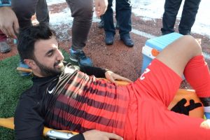 Sakatlanan futbolcu g&ouml;zyaşlarına boğuldu