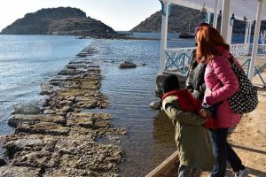 Deniz &ccedil;ekildi tarihi surlar ortaya &ccedil;ıktı