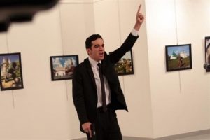 Rus B&uuml;y&uuml;kel&ccedil;i'yi &ouml;ld&uuml;ren saldırgan 'polis'