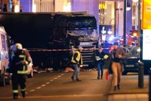 Almanya Berlin'de TIR Noel pazarına girdi, &ouml;lenler var!