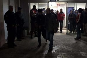 Afgan gen&ccedil;ler iki arkadaşlarını gasp ettiler