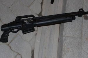 Yoldan ge&ccedil;en &ccedil;ocuklar yerde pompalı t&uuml;fek buldu