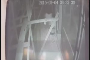 Bursa'da hırsızların elektrik&ccedil;iyi 30 saniyede soyma anı g&uuml;venlik kamerasında