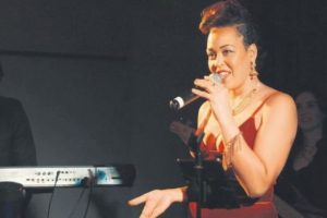 Amerikalı divadan b&uuml;y&uuml;leyici performans