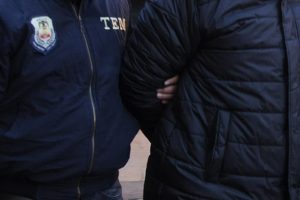 İzmir'de hakkında yakalama kararı &ccedil;ıkarılan 14 zanlı g&ouml;zaltında