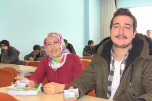 Anne ve oğlu aynı okulda okuyor
