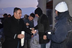 Muş'ta dondurucu soğukta n&ouml;bet tutan polislere sıcak ikram