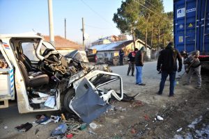 Bursa'da kamyonet park halindeki TIR'a &ccedil;arptı: 2 yaralı