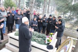 Cengiz G&ouml;ll&uuml; Bursa'da mezarı başında anıldı