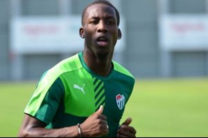 Bursaspor'un Newell's Old Boys'a kiraladığı Advincula geri d&ouml;n&uuml;yor