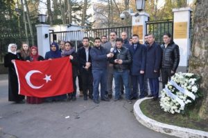 UETD Bel&ccedil;ika Rusya B&uuml;y&uuml;kel&ccedil;iliği &ouml;n&uuml;ne &ccedil;i&ccedil;ek bıraktı