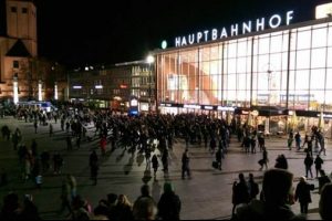 Almanya'nın K&ouml;ln şehrinde tren istasyonu boşaltıldı