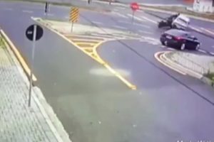 Motosiklet, otomobile b&ouml;yle &ccedil;arptı