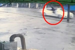 Cep telefonuyla uğraşırken aracıyla yayaya &ccedil;arptı