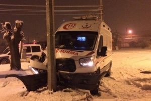 Bursa İneg&ouml;l'de ambulans direğe &ccedil;arptı: Doktor yaralandı