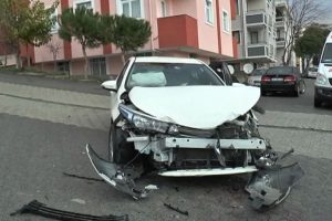 3 kişinin yaralandığı kazadan gasp &ccedil;ıktı