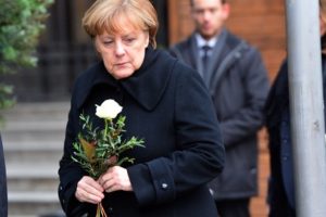 Merkel: Saldırgan sığınmacıysa bizim i&ccedil;in &ccedil;ok zor olacak