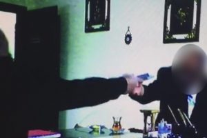 Başm&uuml;fettiş, r&uuml;şvet alırken su&ccedil;&uuml;st&uuml; yakalandı