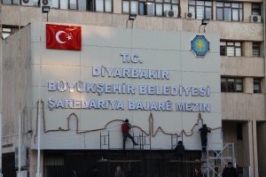 Belediye tabelasına Diyarbakır silueti eklendi
